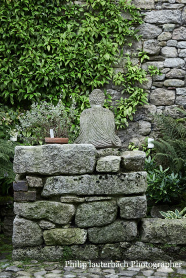 Garden walls cobble stone statue